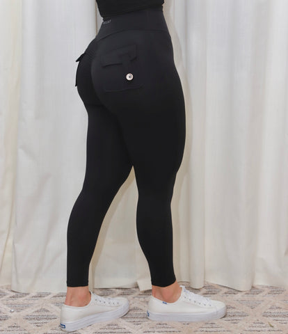 BLACK- POCKET SCRUNCH LEGGINGS