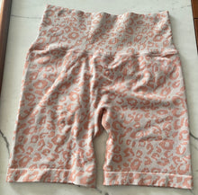 Load image into Gallery viewer, SEAMLESS LEOPARD SCRUNCH BUTT- PEACH