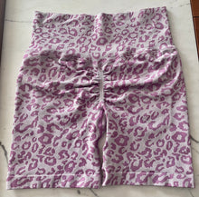 Load image into Gallery viewer, SEAMLESS LEOPARD SCRUNCH BUTT- PURPLE