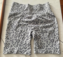 Load image into Gallery viewer, SEAMLESS LEOPARD SCRUNCH BUTT- GREY