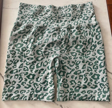 Load image into Gallery viewer, SEAMLESS LEOPARD SCRUNCH BUTT- GREEN FOREST
