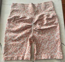 Load image into Gallery viewer, SEAMLESS LEOPARD SCRUNCH BUTT- PEACH