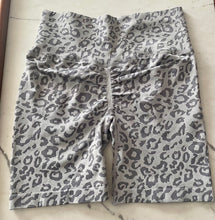 Load image into Gallery viewer, SEAMLESS LEOPARD SCRUNCH BUTT- GREY