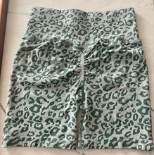 Load image into Gallery viewer, SEAMLESS LEOPARD SCRUNCH BUTT- GREEN FOREST