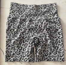 Load image into Gallery viewer, SEAMLESS LEOPARD SCRUNCH BUTT- BLACK