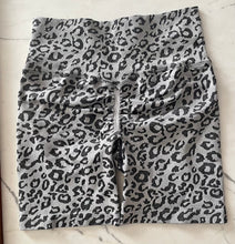 Load image into Gallery viewer, SEAMLESS LEOPARD SCRUNCH BUTT- BLACK