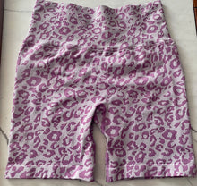 Load image into Gallery viewer, SEAMLESS LEOPARD SCRUNCH BUTT- PURPLE